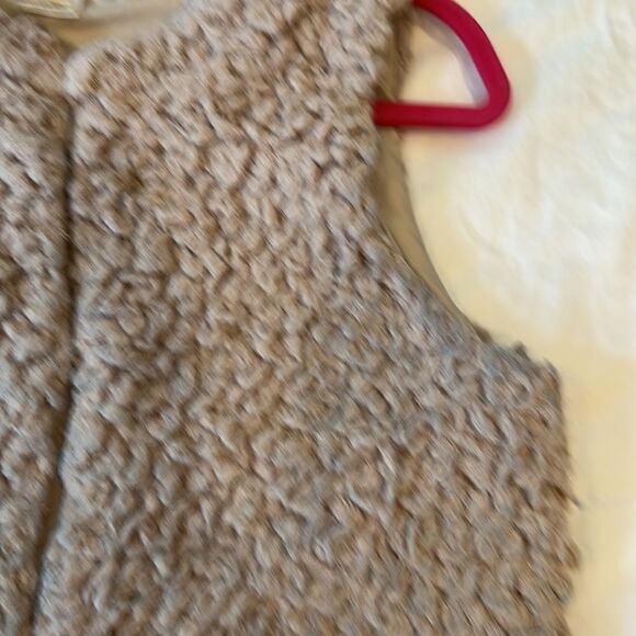 Ragdoll and rockets adorable taupe Sherpa vest - Picture 3 of 6